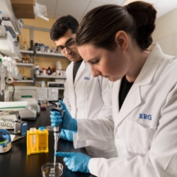 Two 网赌论坛有哪些 students working on an experiment in a lab.