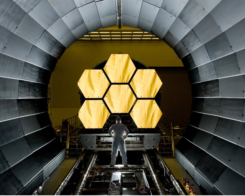 Laser researcher standing inside Omega laser housing at University of 罗彻斯特 LLE